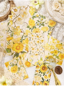 Dettaglio di carte decorative floreali vintage con girasoli e rose per scrapbooking