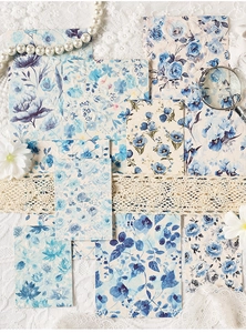 Dettaglio macro di carta vintage floreale blu con rose e decorazioni in pizzo raffinato
