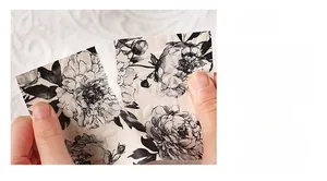 Vista dettagliata della carta per scrapbooking floreale vintage con trama a rilievo