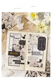 Dettaglio di carta scrapbooking vintage con adesivi retrò e pizzo di carta delicato