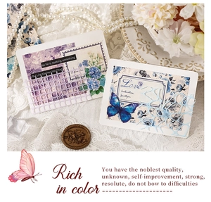 Dettaglio macro di carta per scrapbooking romantica con ortensie e farfalle