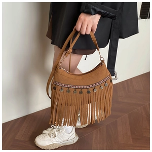 Détail du sac à franges bohème marron avec broderie ethnique et pièces en métal