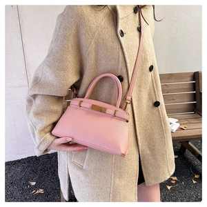 Detailansicht aus rosa Leder mit Litchi-Maserung und edlem goldenem Metallverschluss