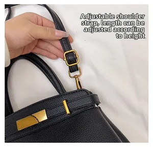 Details des verstellbaren Schultergurts mit goldener Hardware an schwarzer Ledertasche