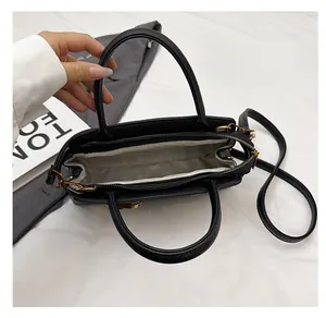 Draufsicht der schwarzen Lederhandtasche mit großem Innenraum und grauem Stofffutter