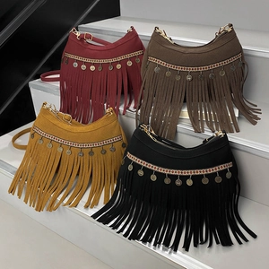 Sacs à franges bohèmes en quatre couleurs avec broderie ethnique et pièces en métal