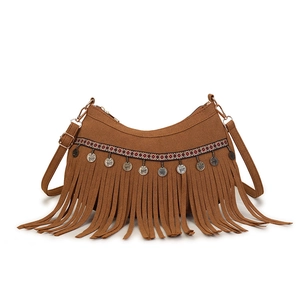 Sac bandoulière bohème marron avec franges, ruban ethnique et breloques en pièces