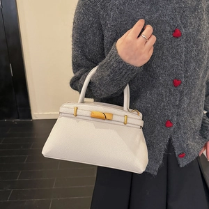 Elegante weiße Handtasche aus Leder mit Litschimuster und goldenem Metallverschluss