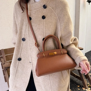 Braune Handtasche aus Leder mit Litschimuster, goldenem Verschluss und Schultergurt