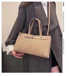 Détail du sac cabas en textile tissé avec anses en cuir et bandoulière réglable