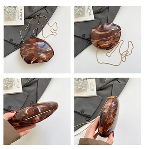 Detailansichten der bernsteinfarbenen Acryl-Clutch mit Goldkette und Metallklapprahmen