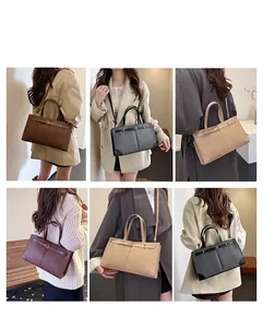 Détail du sac cabas tissé montrant plusieurs styles de transport et design de boucle