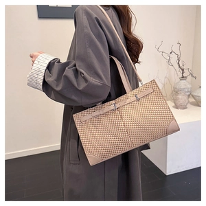 Détail de texture tissée et boucle en cuir sur un grand sac cabas rétro pour femmes