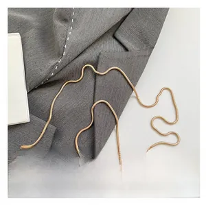 Detail der Acryl-Clutch mit Marmormuster und hochwertiger goldener Schlangenkette