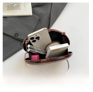 Draufsicht auf Marmor-Clutch zeigt Innenkapazität für Handy und Kosmetikartikel
