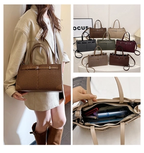 Détails de l'intérieur du sac cabas tissé montrant sa grande capacité et son zip