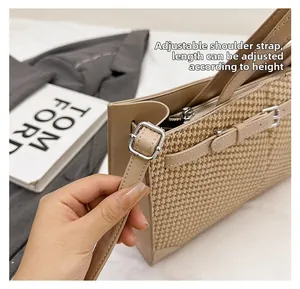 Détail de la boucle métallique réglable et du tissu pied-de-poule kaki du sac cabas