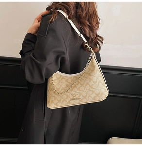 Détail du sac beige à imprimé vintage avec bandoulière chaîne et logo kangourou