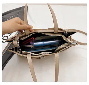 Vue de dessus du grand sac cabas kaki montrant un intérieur spacieux pour vos essentiels