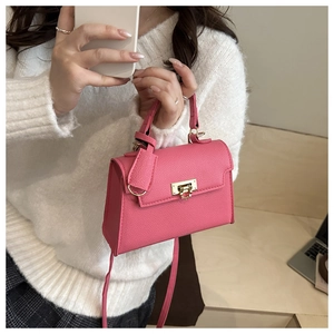 Borsa Kelly rosa con trama in pelle a grana incrociata e dettaglio chiusura dorata su maglia