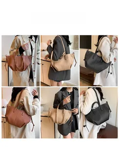 Détail des grands sacs cabas en cuir grainé litchi en marron, beige et noir élégant