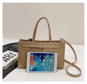 Comparaison de taille détaillée montrant la capacité du sac cabas à côté d'un iPad