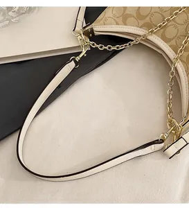 Détail du sac monogramme beige vintage avec chaîne dorée et bandoulière en cuir blanc