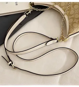 Détail de la bandoulière réglable et chaîne dorée sur le sac vintage avec monogramme