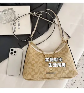Détail du sac hobo en toile monogramme vintage avec logo kangourou sur tissu