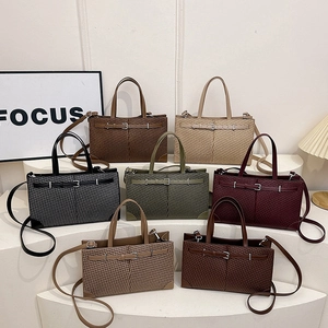 Sacs cabas multicolores à texture tissée avec bandoulières dans un décor minimaliste