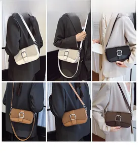 Détail de sacs à bandoulière vintage avec boucles en D en quatre couleurs classiques