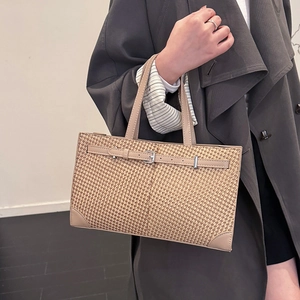 Grand sac cabas beige tissé au style minimaliste avec détail de sangle en cuir