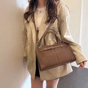 Sac fourre-tout tissé marron rétro avec poignées en cuir lisse pour femmes vue de profil