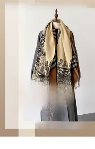 Detailansicht von Paisley-Muster und dicken Fransen an einem Winter-Kaschmir-Schal