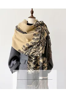 Detailansicht von beigem und schwarzem Kaschmir-Schal mit Paisley-Muster und Fransen