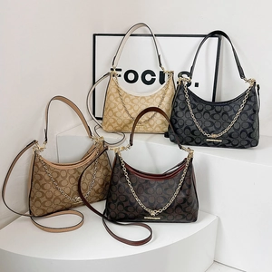 Lot de quatre sacs hobo vintage en couleurs variées avec motif monogramme et chaînette