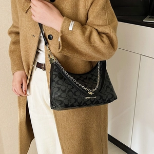 Sac hobo noir rétro avec imprimé logo, bandoulière chaîne et détail logo doré
