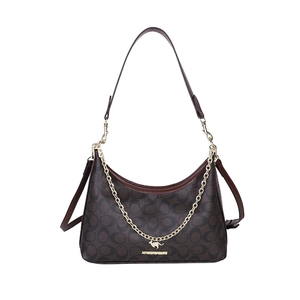Sac hobo vintage monogramme marron avec chaîne dorée et logo kangourou sur fond blanc