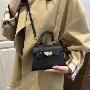 Borsa Kelly nera minimalista in pelle con chiusura dorata e tracolla rimovibile