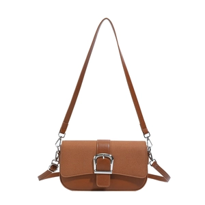Sac bandoulière rétro marron avec empiècement en cuir et boucle en métal argenté