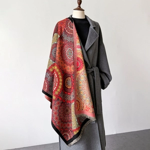 Dicker Vintage-Boho-Schal mit bunten Mandala-Mustern und Fransen für den Winter