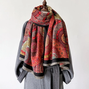 Dicker Boho-Schal mit Paisley-Muster und Fransen für herbstliche Winterwärme
