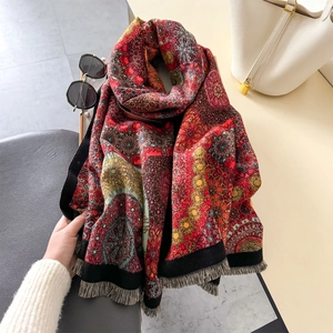 Dicker Boho-Schal in Rot mit Vintage-Print und eleganten Quasten im Ethno-Stil