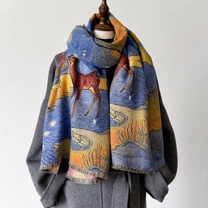 Écharpe oversize à motif d'étoiles et de cerf avec franges sur manteau d'hiver gris