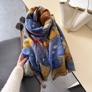 Châle d'hiver artistique avec motifs de cerf et franges posé sur un bureau