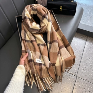 Karo-Fransenschal mit Elegant & Classic Etikett in Braun- und Beigetönen