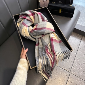 Nahaufnahme des dreifarbigen Karoschals mit Fransen in Grau, Weinrot und Beige Details