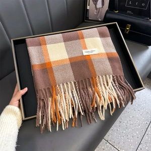 Klassischer karierter Schal mit Fransen in Orange und Braun mit Kaschmir-Gefühl