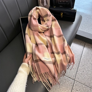 Detailansicht eines rosa Karo-Schals mit langen Fransen und Elegant & Classic Aufnäher