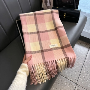 Detail eines weichen karierten Schals mit Fransen und Elegant & Classic Etikett